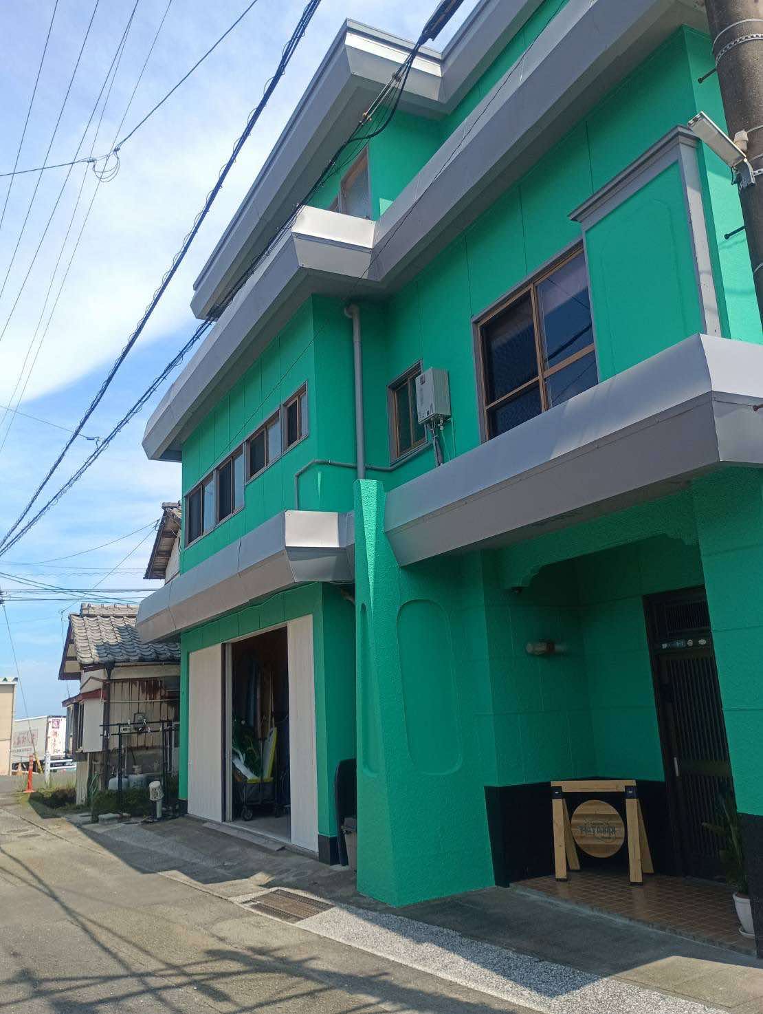 Façade verte de MATAHARI Guesthouse à Aoshima