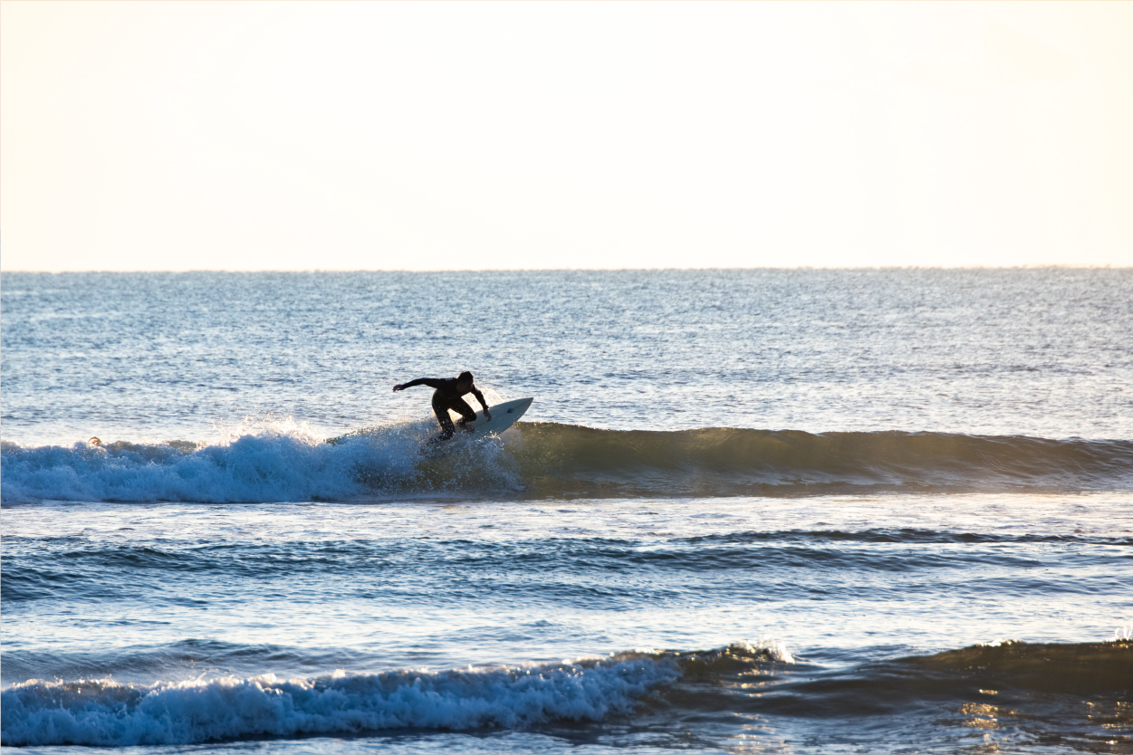 Surfeur sur une vague à Kisakihama